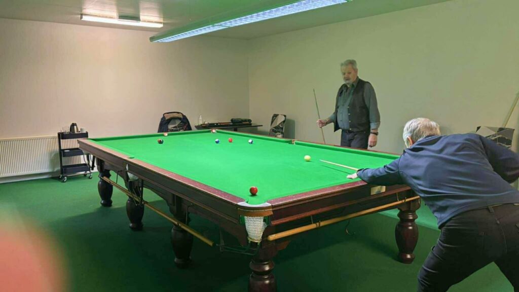 Félagar í FEBH spila billiard í góðum félagsskap á tveimur borðum í Hraunseli.
