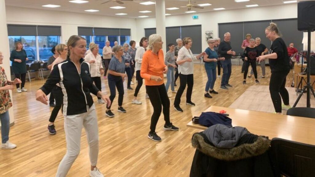 Gleði og hreyfing í Dansleikfimi hjá FEBH – dansað, notið og hlegið saman yfir kaffibolla.