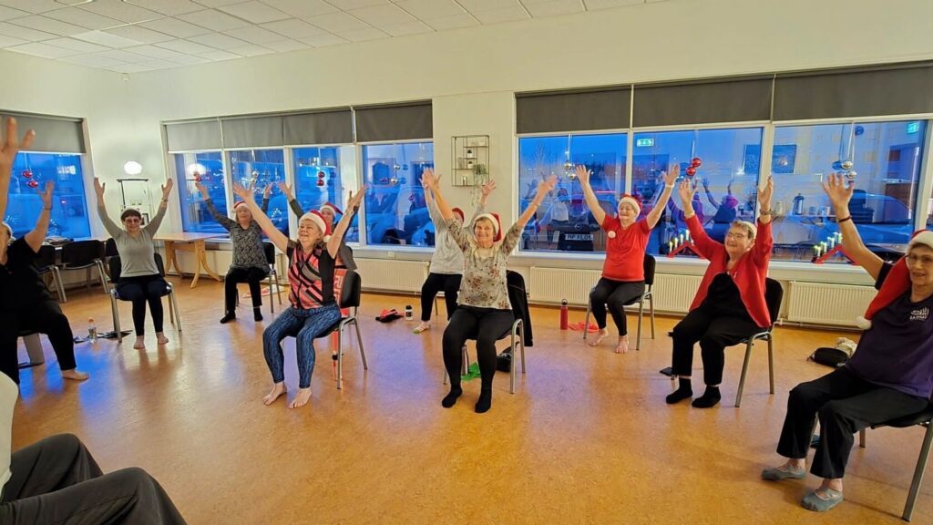 Þátttakendur í Gleði-Yoga í Hraunseli – léttar teygjur og gleði á stólum í góðum hópi.