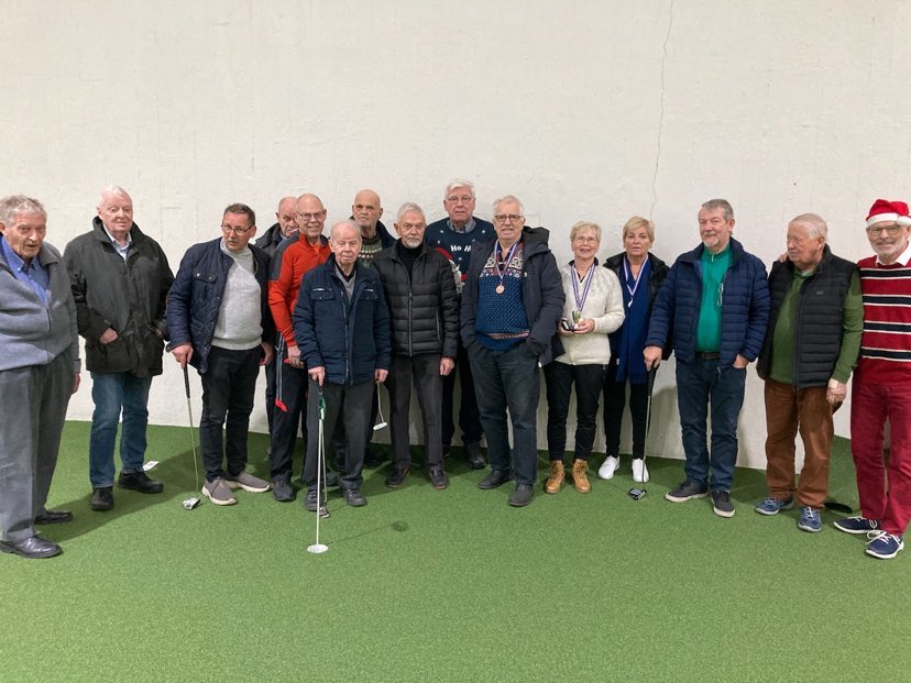 Félagar í FEBH æfa pútt á inni vellinum í Hraunkoti hjá Golfklúbbnum Keili.