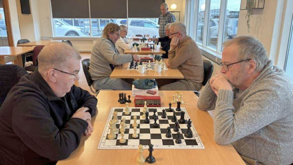 Félagar í skákklúbbi FEBH tefla saman yfir kaffibolla í Hraunseli.